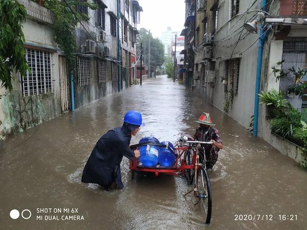 暴雨导致仰光珊姜镇水患