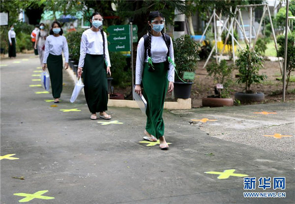 缅甸高中生返校报到