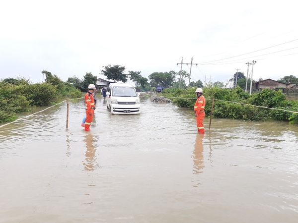 由于伊洛瓦底江水位上涨，八莫-曼德勒公路260英里处被水淹没