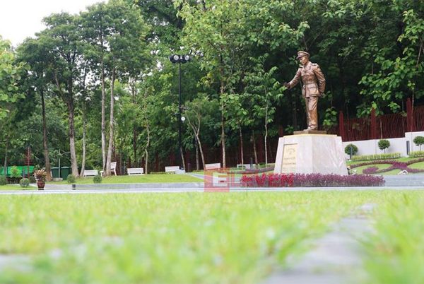 仰光大湖公园昂山将军铜像及花园焕然一新