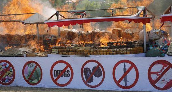 由于老百姓积极举报两年内破获1000多起毒品案约2000人被捕