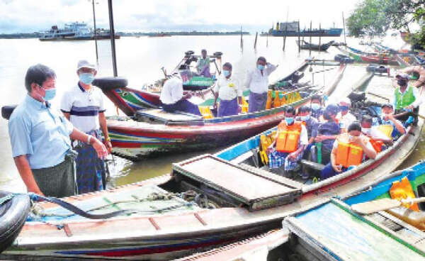 雨季期间仰光河上的机动舢板更应注意安全问题