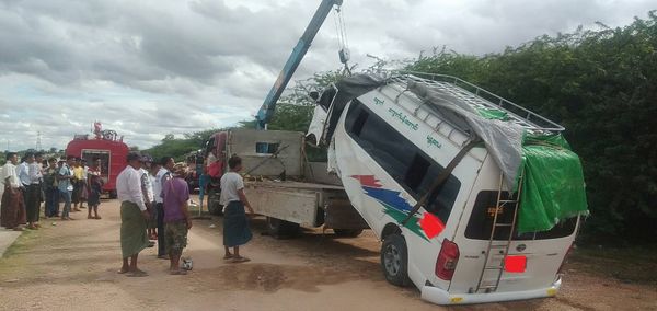 仰光-曼德勒高速公路295英里里程碑处发生交通事故
