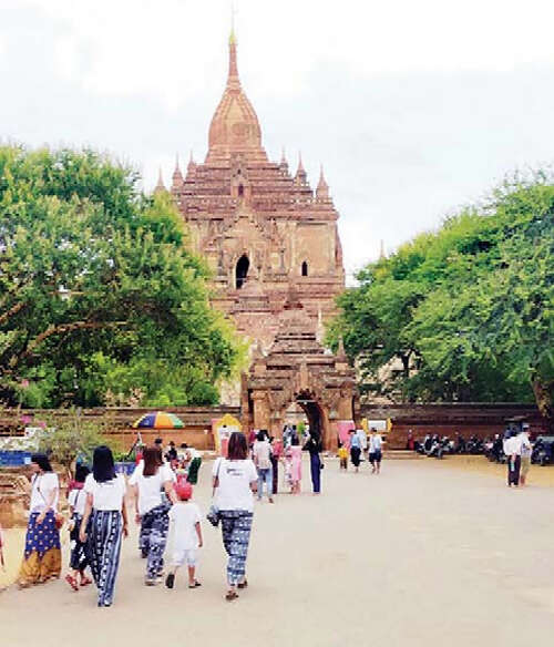 公共假日期间前来蒲甘地区礼佛的游客特别多