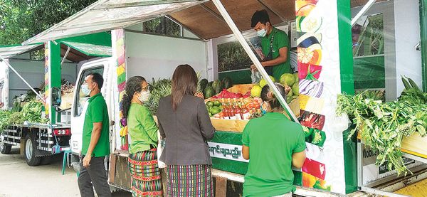 仰光市区出现农民集市车前来售卖蔬菜瓜果花卉