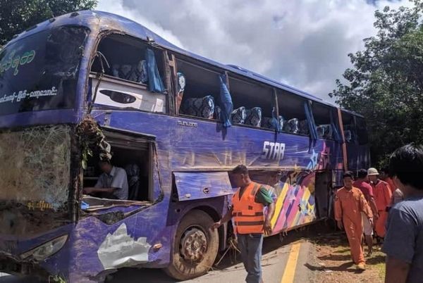 仰光-土瓦高速公路出车祸