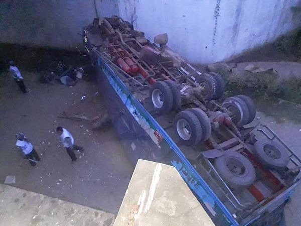 曼德勒-仰光高速公路一辆汽车失控坠落桥下