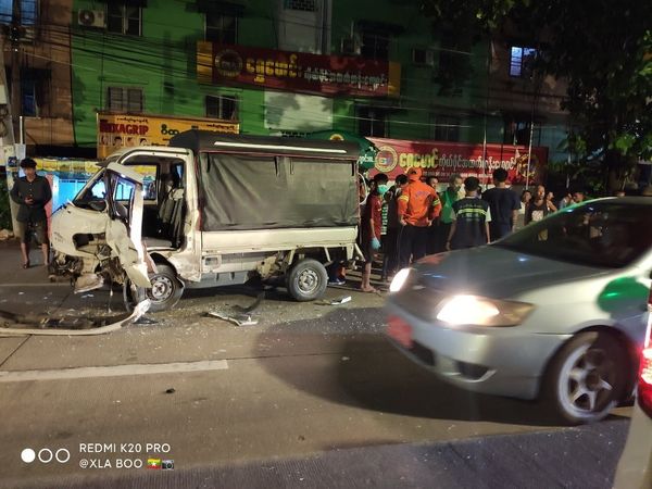 仰光北德贡镇发生三辆车相撞事故两人受伤