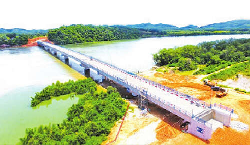 丹老地区德梦大桥的落成将有利于各项事业的发展