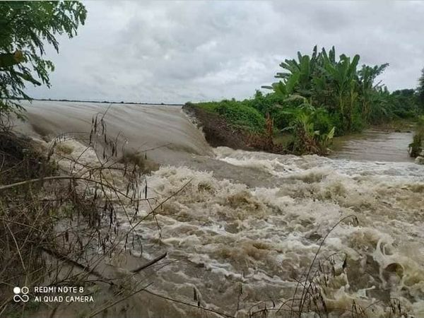兴实达市(Hinthada)一水坝溃堤60多户居民被紧急撤离