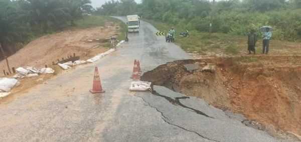 德林达依省高当-博宾高速公路发生路面坍塌
