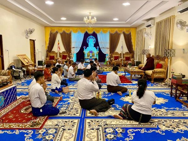 国务资政杜昂山素季向孟邦高僧敬献1200件袈裟