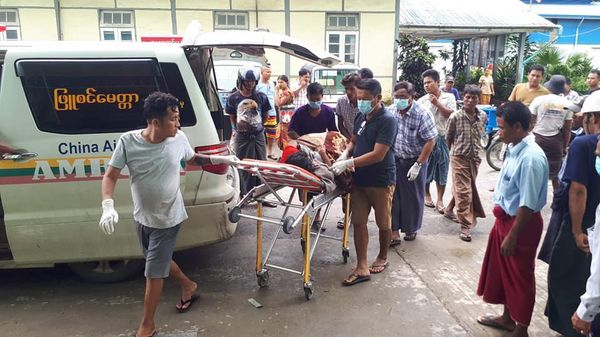 若开邦皎道镇一名妇女被炮弹击中受伤