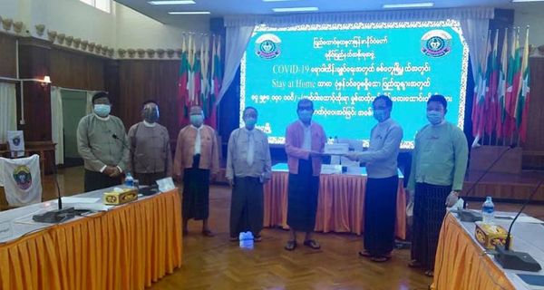 实兑市针对居家隔离无收入的3万贫困户每户2万缅币的资助