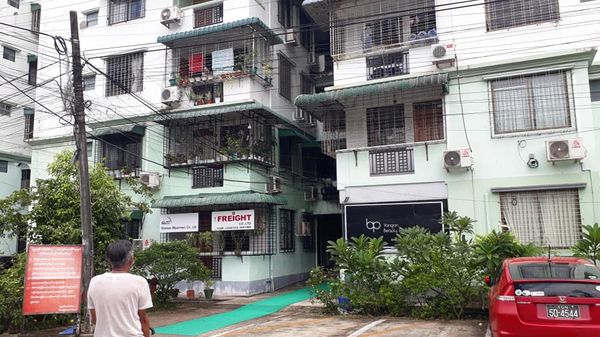 仰光市扬金镇一住宅区的民房被定为封锁隔离楼