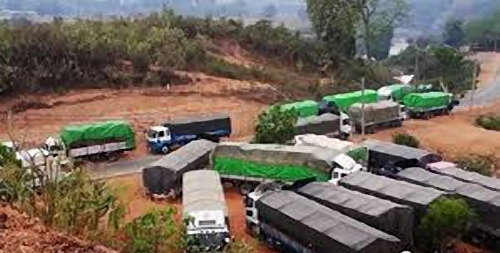 为不使货物断绝进入若开邦的货车每天都在10辆以上