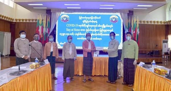 若开邦政府再次向贫困户分发救济金和物资