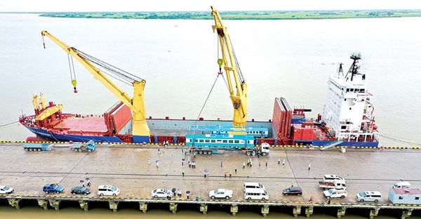 日本生产的火车车厢运抵仰光迪拉瓦港口