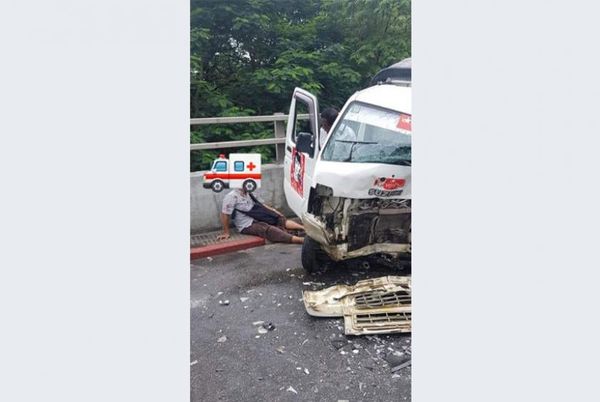 仰光礼丹天桥发生严重车祸3人受伤