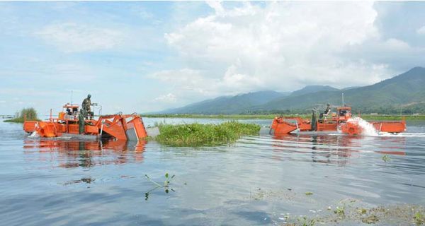 为清理茵莱湖水草缅甸军方捐赠两台价值2.5亿的水草清理机