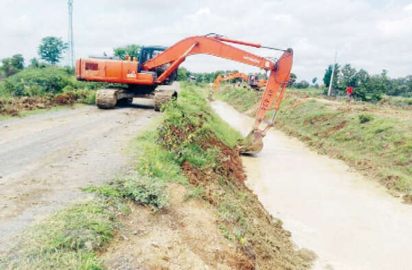 为补充鸡冠山水坝的水源而重新整修有关输水运河