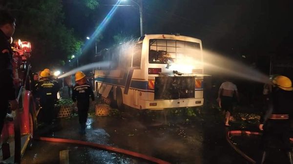 蒙育瓦市一辆客车起火