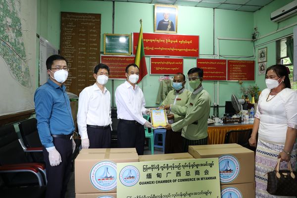 缅甸广西商会向仰光省莱达雅镇捐赠防疫物资