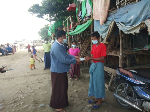曼德勒省羌埃达善镇行政管理局向贫困户分发救济金