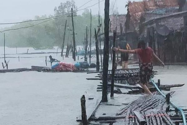 暴风雨袭击缅甸南部丹老，不少民房倒塌桥梁损坏