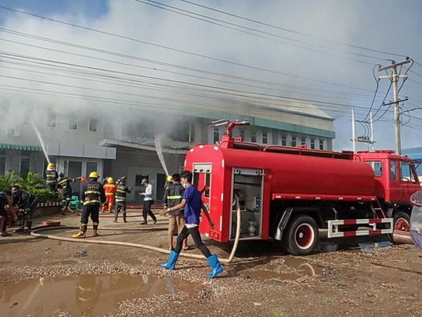 莱达雅镇胶合板工厂发生火灾