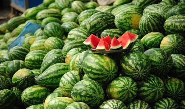 缅中边境地区瑞丽市放宽封城限制后缅甸西瓜价钱持续走俏