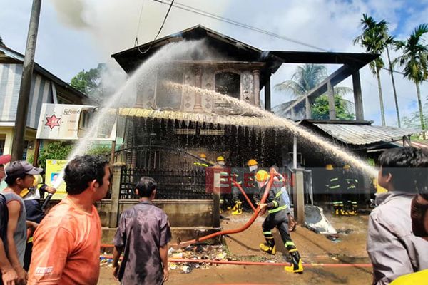 德林达依省朗弄镇一销售柴油的民房着火