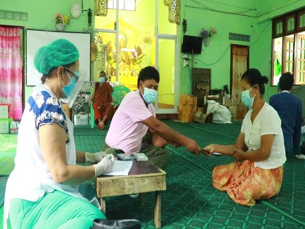 向实兑市难民每户提供4万缅币救济金