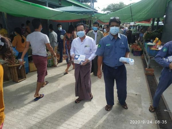 曼德勒市场许多商贩因没有佩戴口罩被罚款并有70摊位被封