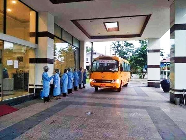 用YBS公交车接送隔离检疫中心的医护人员