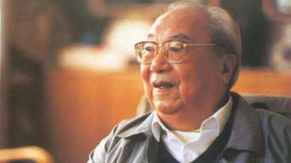 如何让西方搞清党组织和企业的关系？我大胆打了个比方