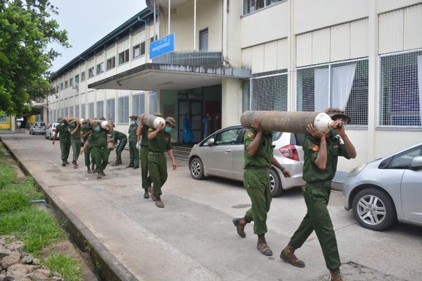 军方向新冠肺炎治疗中心和医院捐助500多个氧气罐