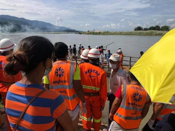 缅中边城木姐市一辆私家车超速行驶掉入瑞丽江中
