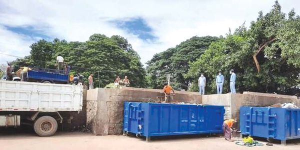 实皆省蒙育瓦市市民们的生活垃圾处理情况