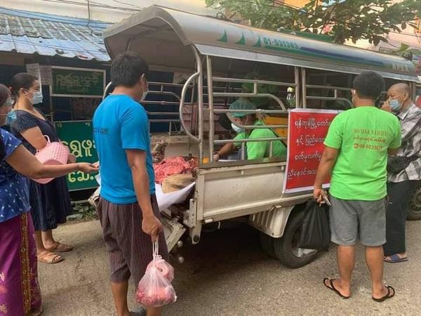 流动蔬菜肉类销售车在仰光社区内营业