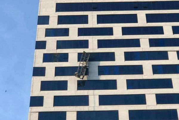 曼德勒一家酒店三名维修工人因吊篮钢索断裂坠落身亡