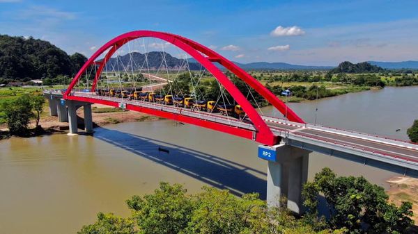 孟邦斋马劳市阿德岩江大桥于今天开通