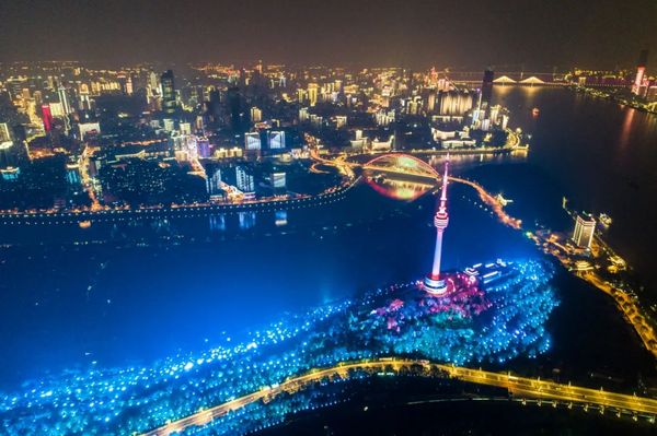 “全世界都在打哆嗦，中国恢复了正常生活”