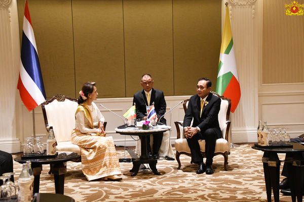 国务资政与泰国总理举行电话会