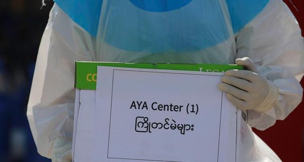 仰光伊洛瓦底新冠肺炎治疗中心进行提前投票