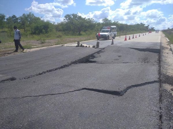 内比都与曼德勒高速公路310里程碑起始路段发生地面塌陷