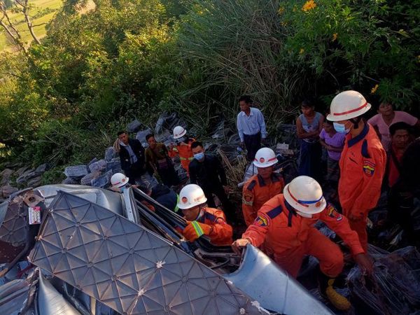 彬乌伦市上山急转弯处一辆货车失控掉入山沟