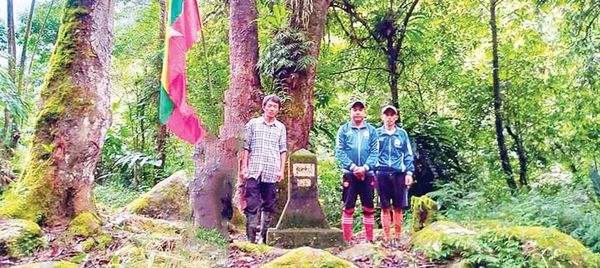 视察中缅边境第41号界碑