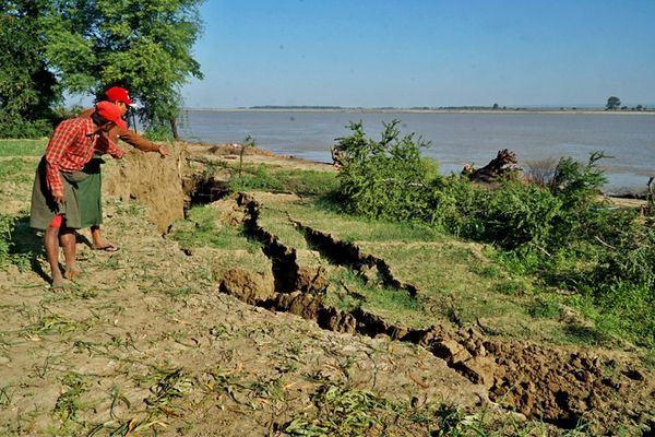 马圭省本漂市伊洛瓦底江岸坍塌紧急撤离36户居民