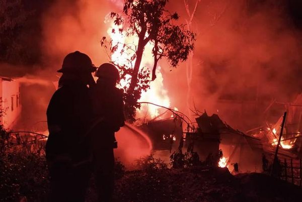 仰光省岱枝镇一油罐车倾倒着火，造成2人丧生